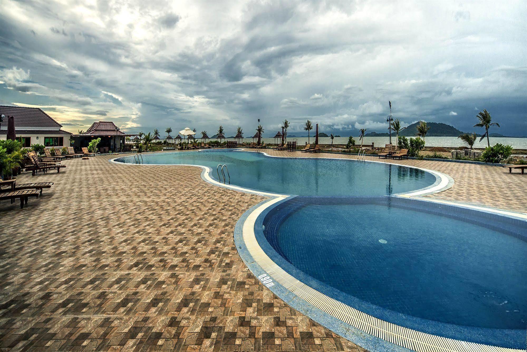 Rock Royal Hotel & Resort Kep Buitenkant foto